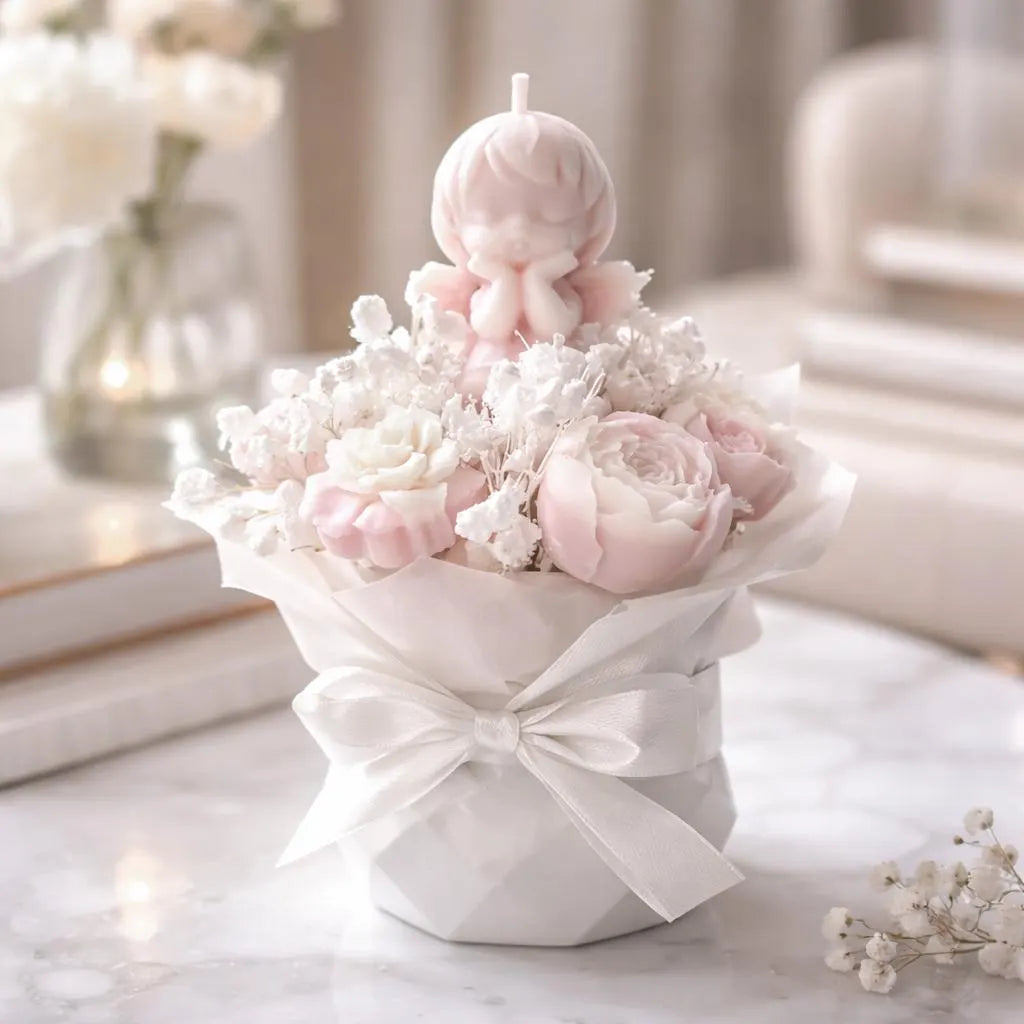 kleines Blumenbouquet aus Kerzen mit Engel