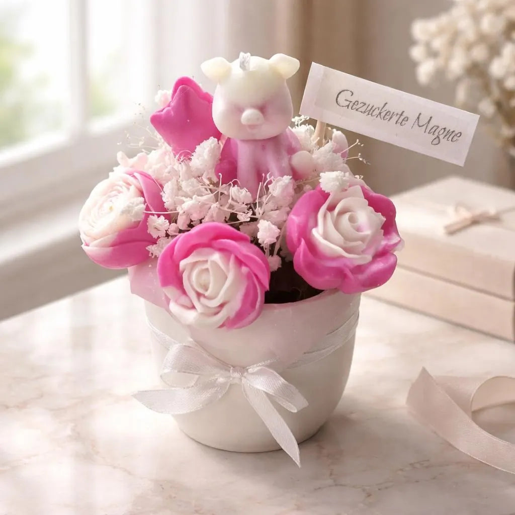 kleines Blumenbouquet aus Kerzen mit Glücksschwein