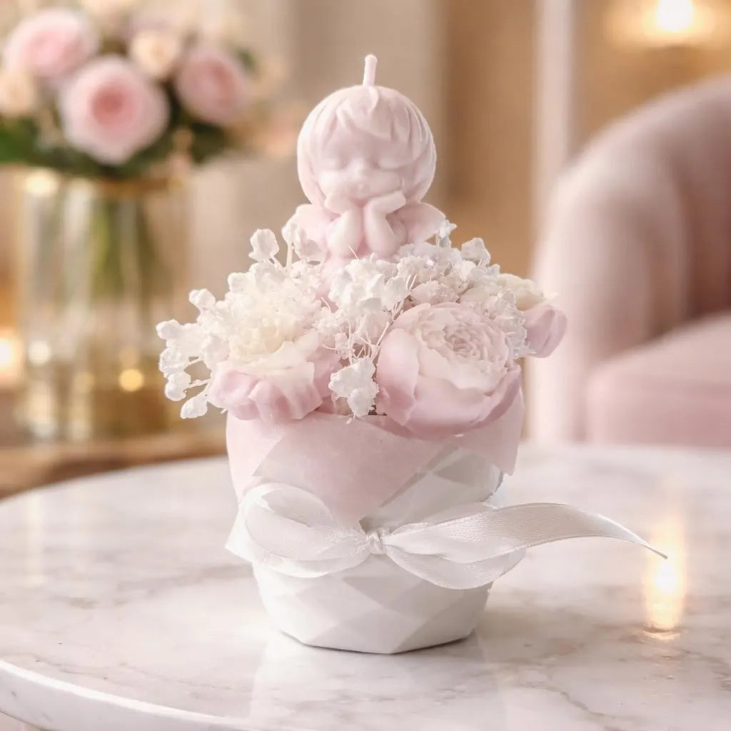 kleines Blumenbouquet aus Kerzen mit Engel